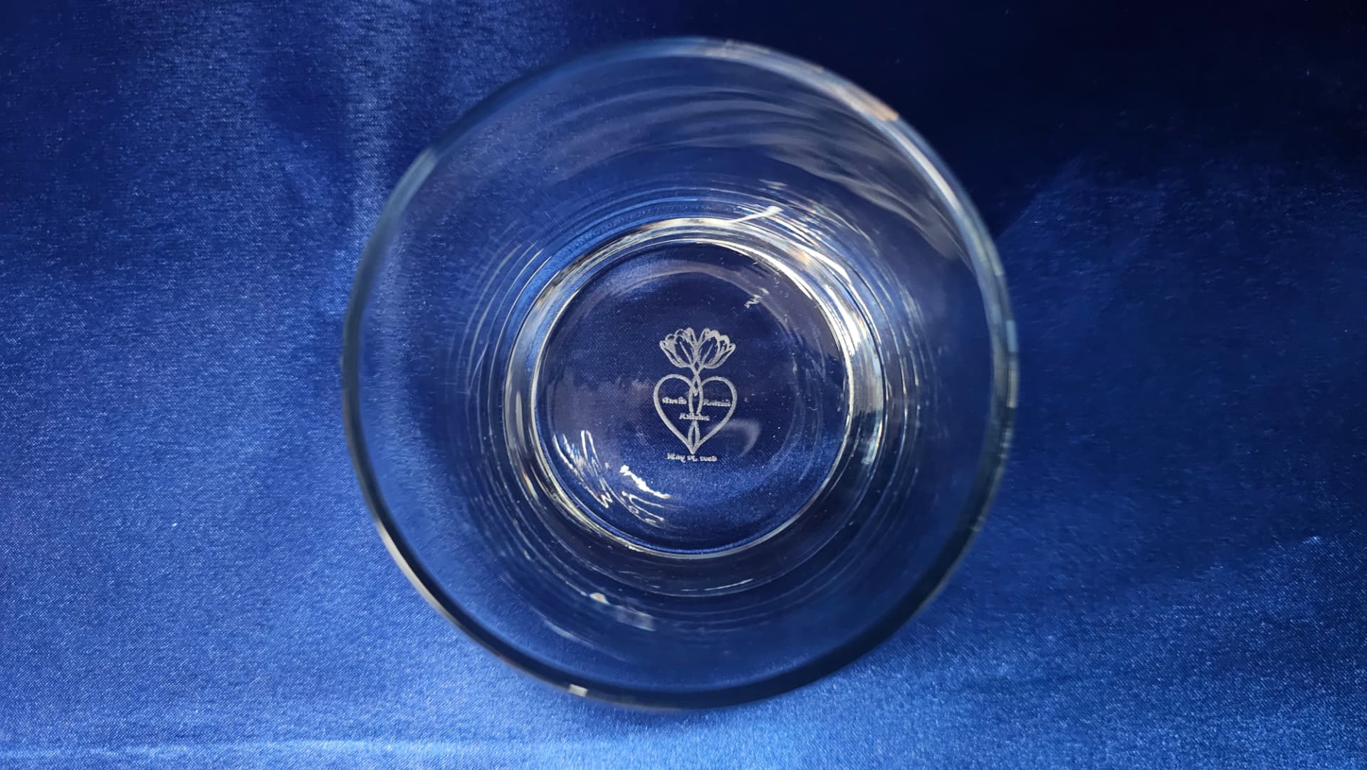 Engraved wedding glass with a personalized heart detail